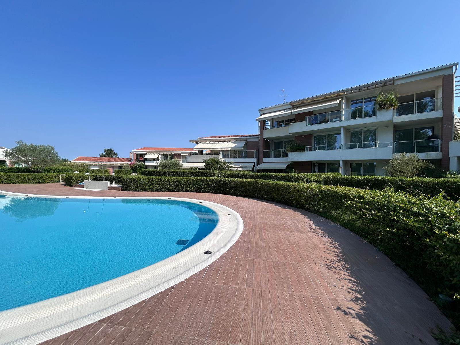 TEE 10 BILOCALE FRONTE PISCINA