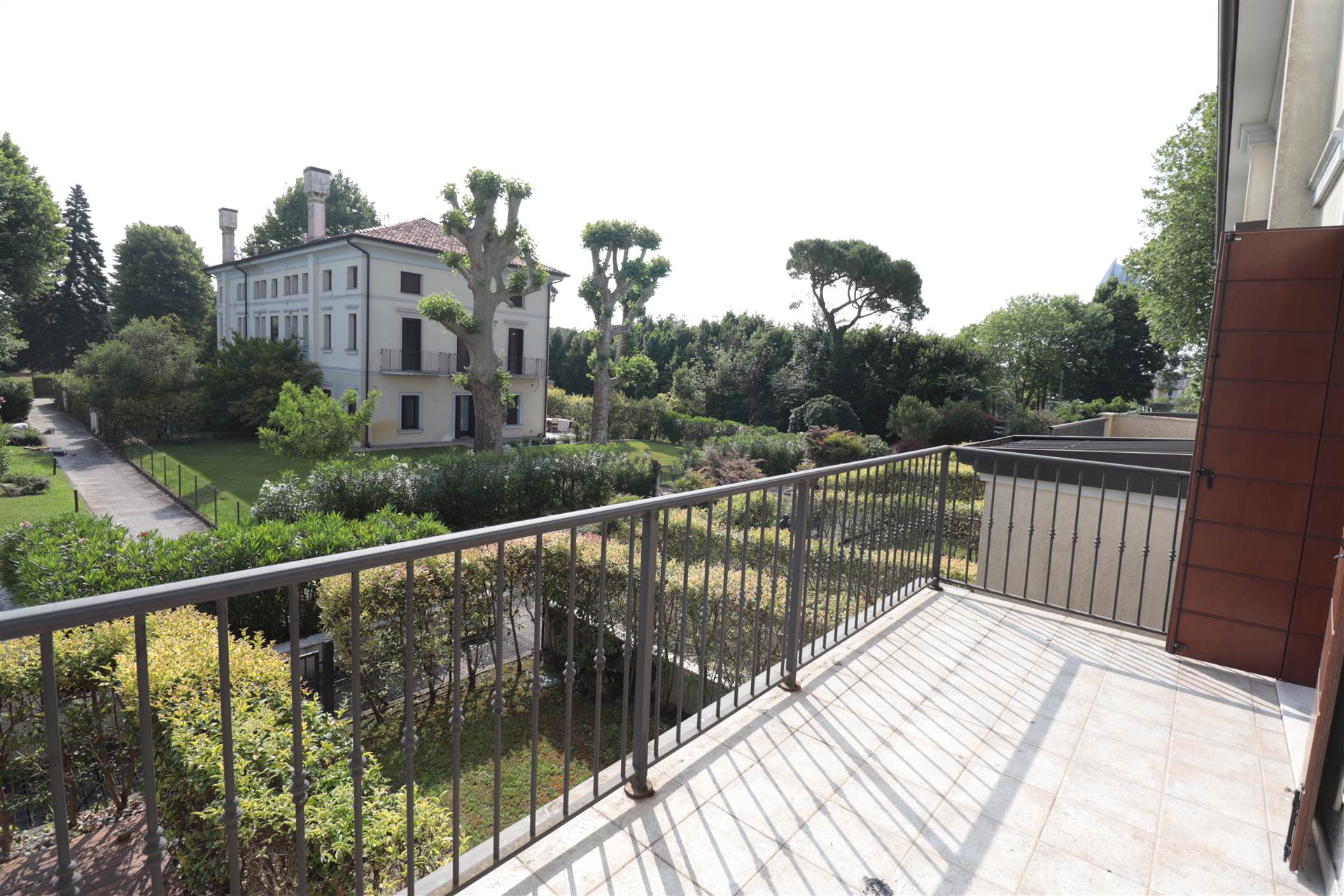 Esclusivo Appartamento su due livelli con Vista Piscina a Lido di Jesolo