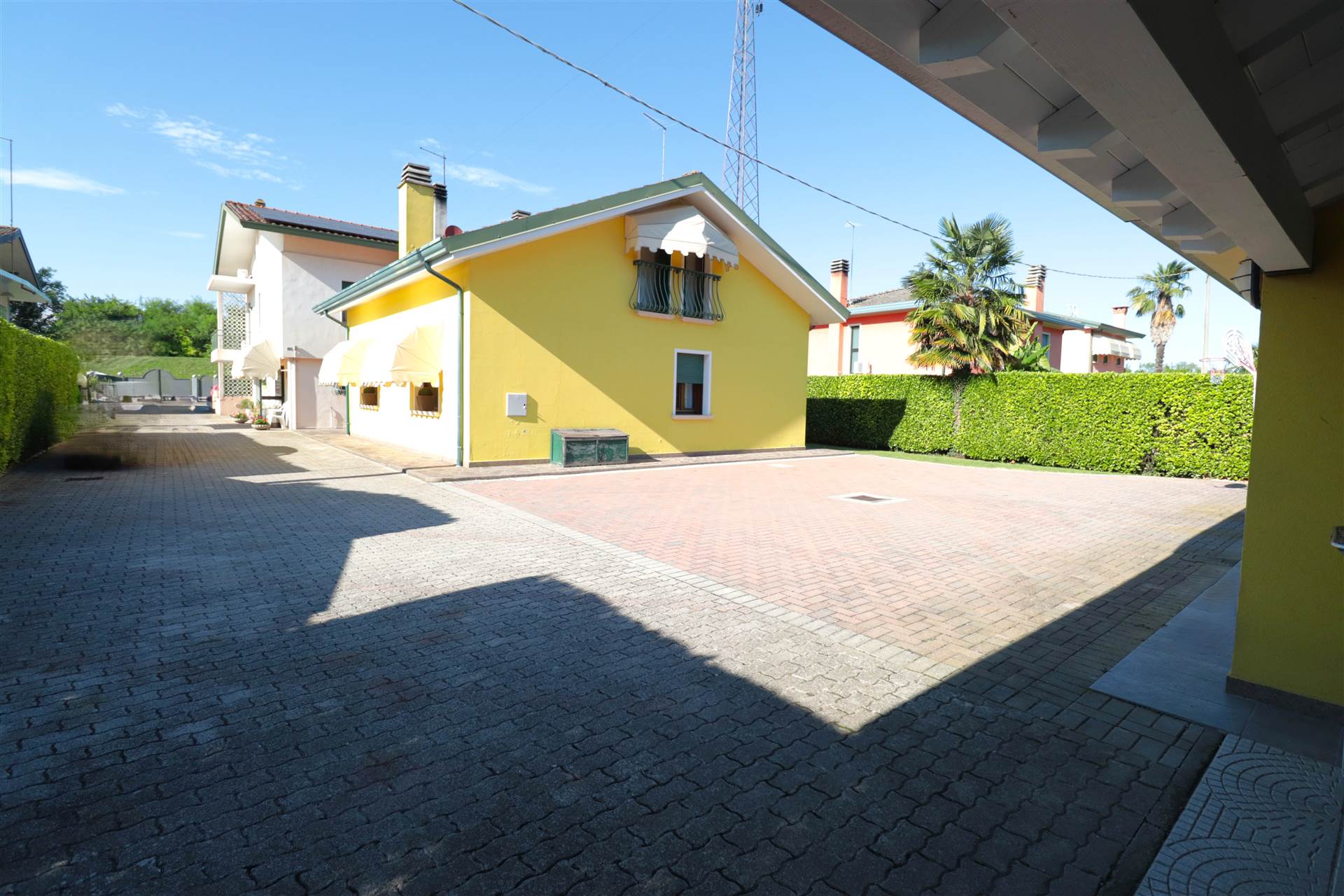 VENDIAMO DUE VILLETTE INDIPENDENTI: OTTIMA OPPORTUNITA’ PER GRUPPO FAMIGLIARE