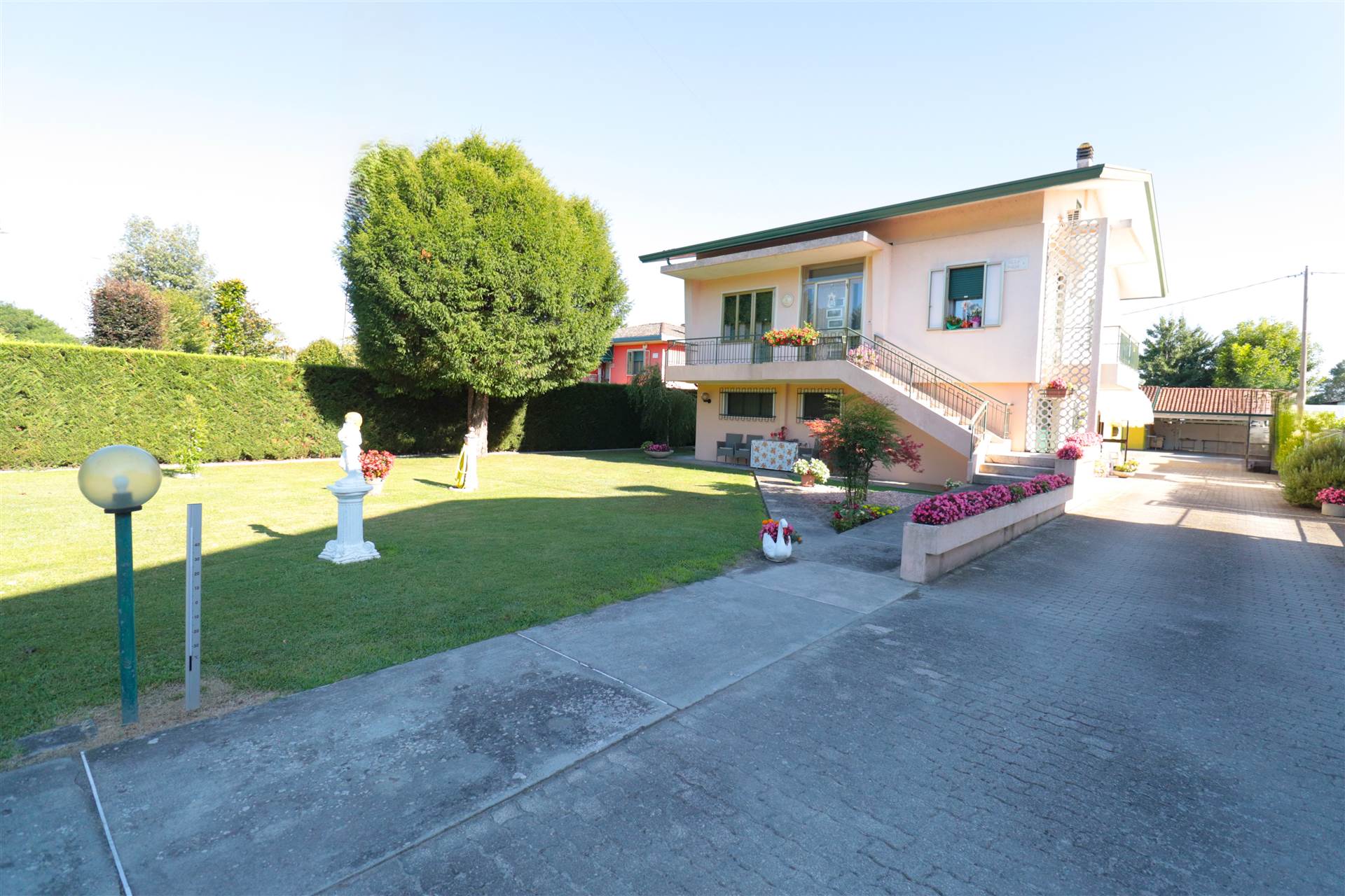 VILLETTA ED APPARTAMENTO INDIPENDENTI. OTTIMA OPPORTUNITA’ PER GRUPPO FAMIGLIARE