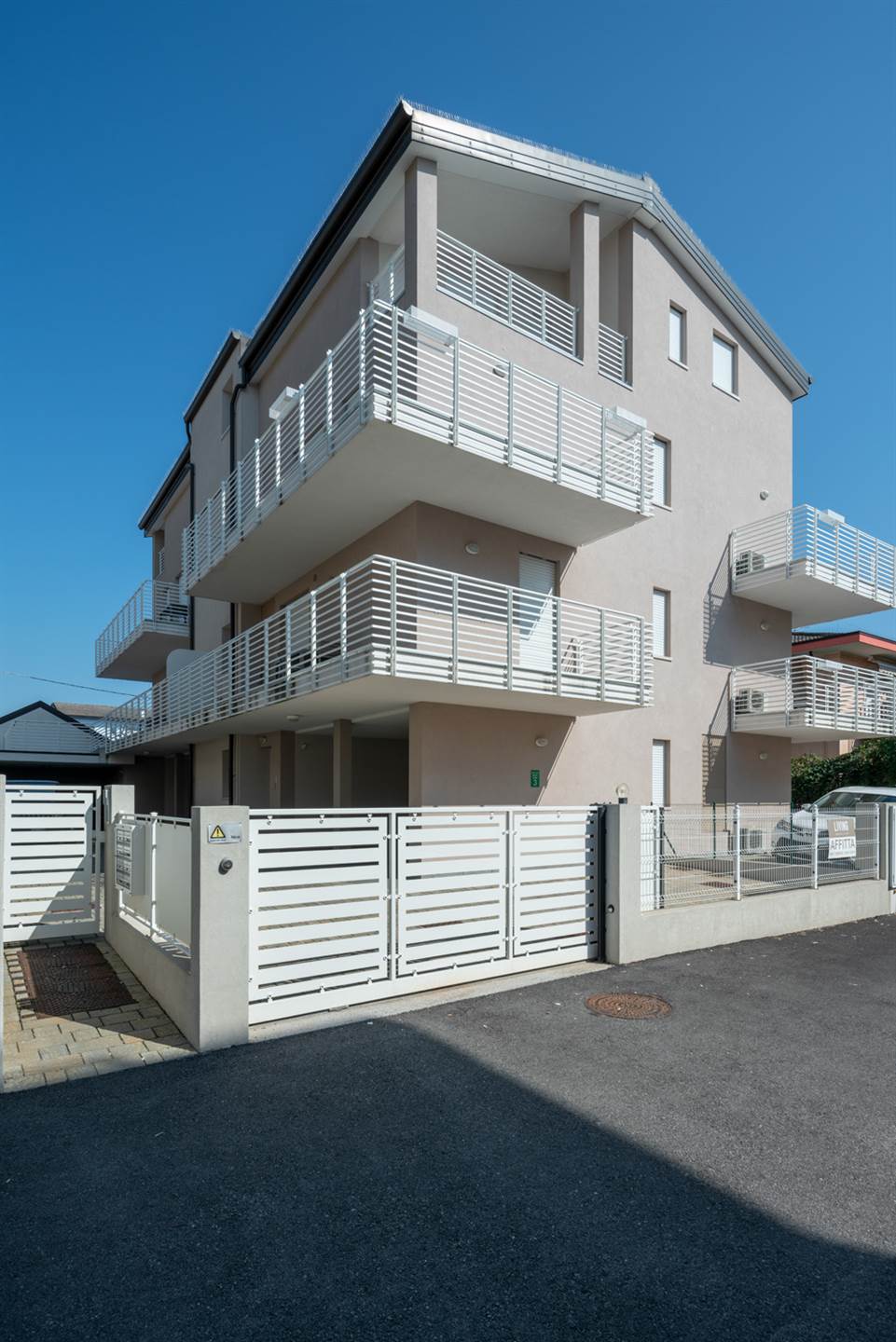Appartamento al 2 e 3 piano con 3 terrazze e posto auto coperto a Jesolo.
