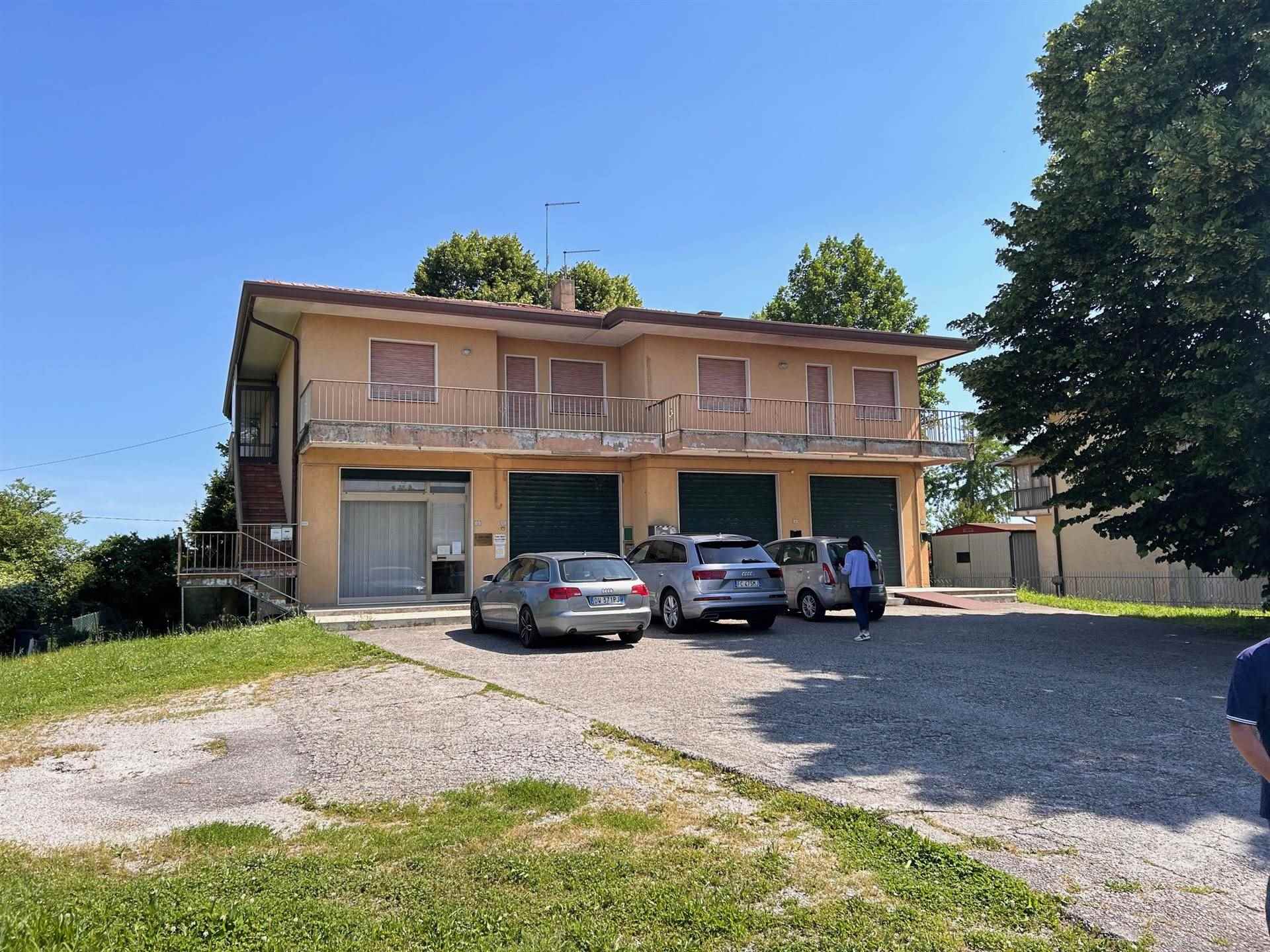COMPLESSO IMMOBILIARE COMPOSTO DA DUE APPARTAMENTI E TRE NEGOZI