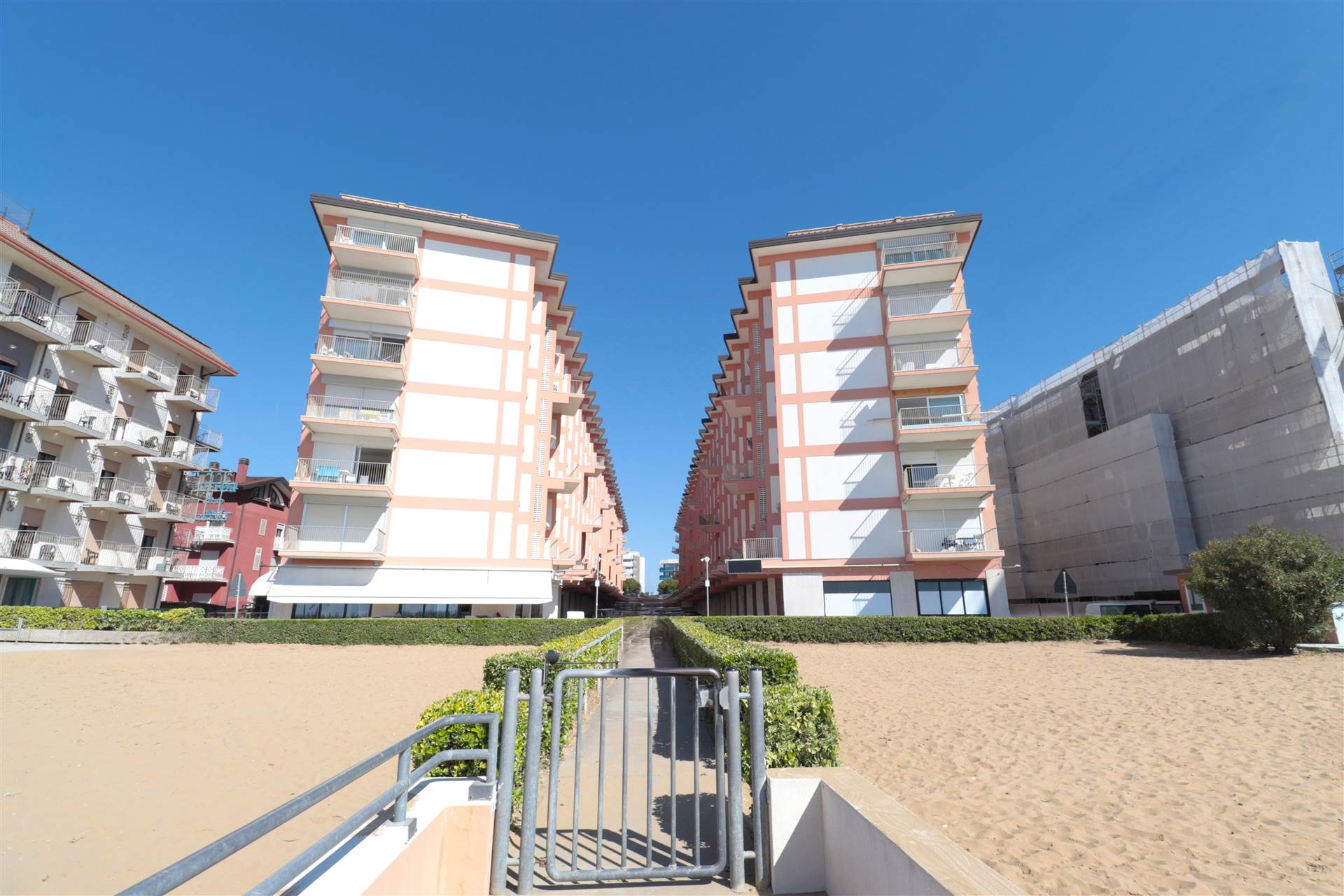 AMPIO APPARTMENTO VISTA MARE:Vivi l’emozione del mare da una posizione privilegiata