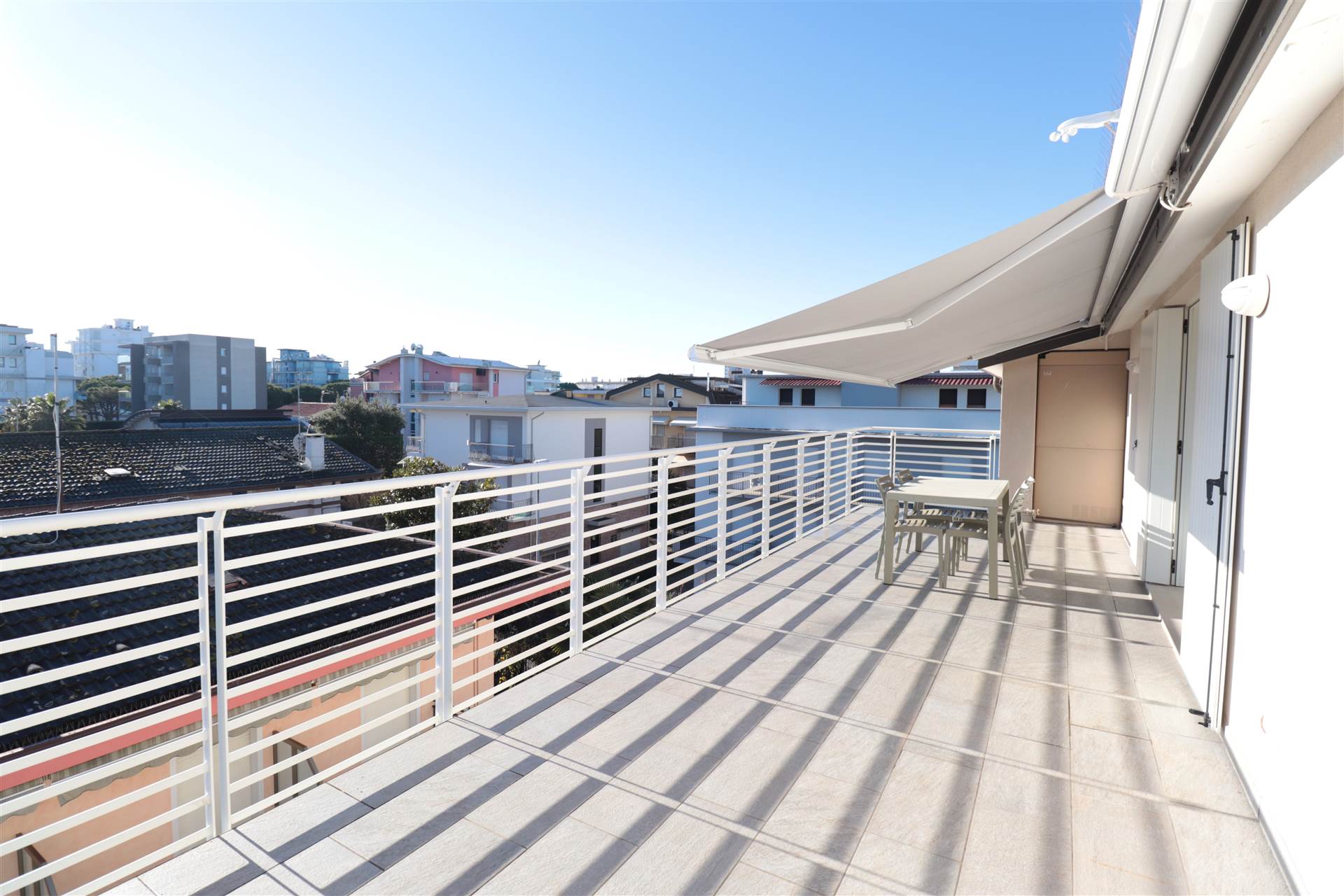 Jesolo, Piazza Milano: Splendido 3 Camere e 2 Bagni con Terrazza Panoramica – Perfetto da Vivere Tutto l’Anno!